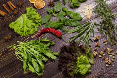 kurutulmuş baharat, Kuruyemiş ve otlar.