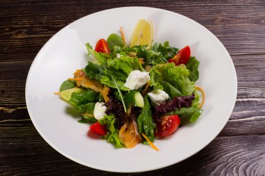 Somon ve sebzeli salata..