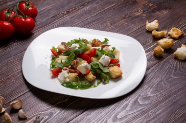 Mozzarella ve ekmek kırıntıları ile salata.