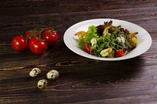 Salad with shrimps and ingredients. — Stock Photo, Image