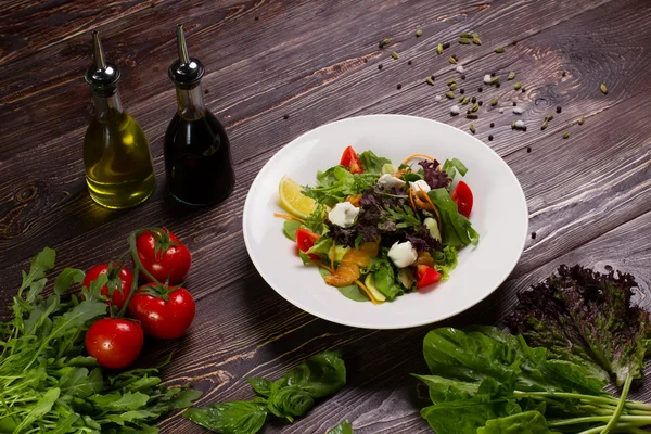 Delicious salad with salmon. — Stock Photo, Image