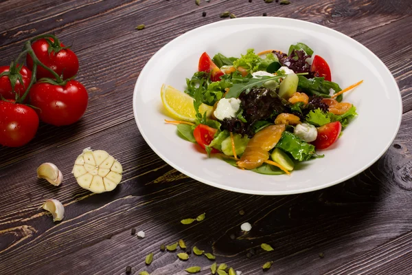 Appetizing salad with salmon. — Stock Photo, Image