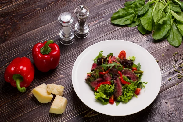 Salada deliciosa com ingredientes frescos . — Fotografia de Stock