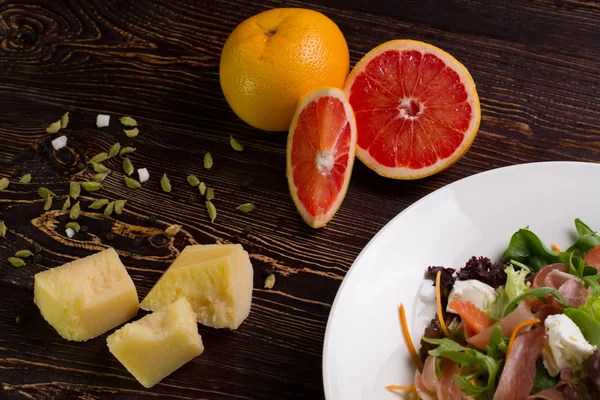 Delicious salad with grapefruit. — Stock Photo, Image