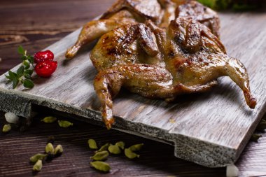 Baharat ile iki kavrulmuş bıldırcın.