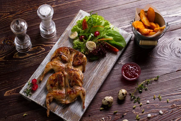 Salata ve patates ile kavrulmuş bıldırcın. — Stok fotoğraf