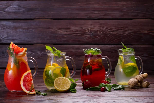 Verschiedene Arten von frischen Limonaden. — Stockfoto