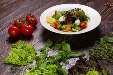 sağlıklı salata somon ile.