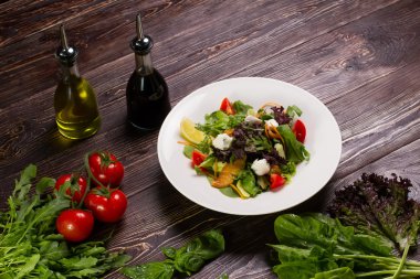 Somon filetosu ile salata..