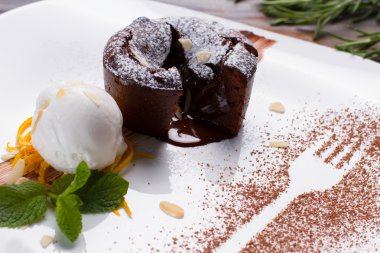 sıcak kesti çikolatalı fondan.