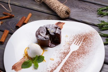 sıcak kesti çikolatalı fondan.