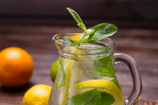 Cold citrusy lemonade. — Stock Photo, Image