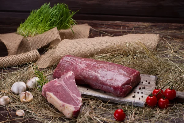 Rohes Rindfleisch und Knochen. — Stockfoto
