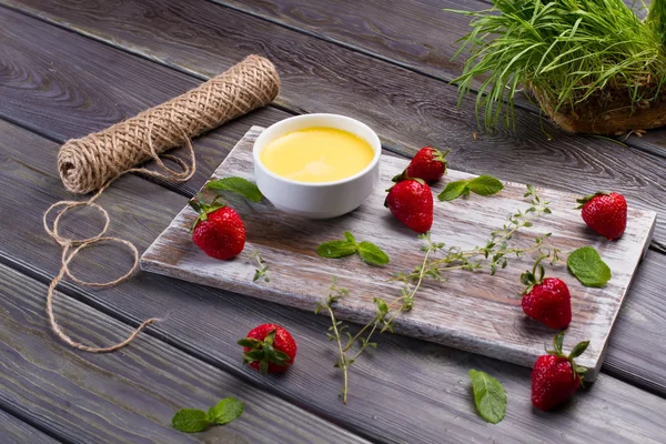Heerlijke crème brulee met aardbeien en mint. Italiaans dessert. — ストック写真