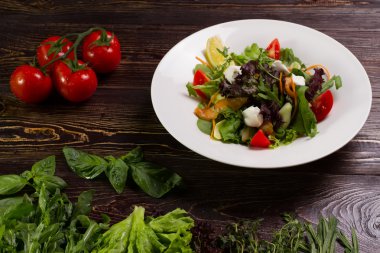 lezzetli salata somon ile.