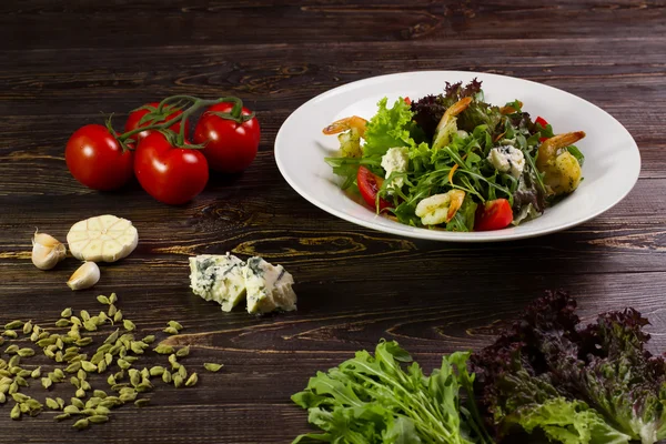 Salad with shrimps. — Stock Photo, Image