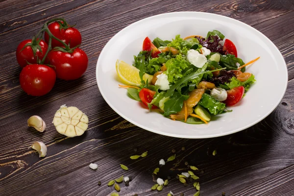 Appetizing salad with salmon. — Stock Photo, Image