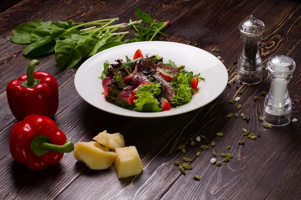 Bela vida tranquila de comida. Salada de carne . — Fotografia de Stock