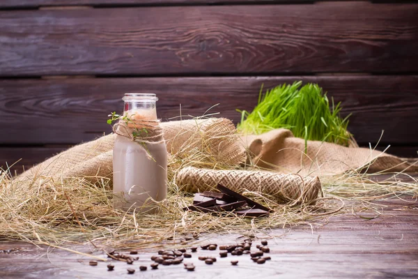 Chocolade cocktail in een glazen pot. — Stockfoto