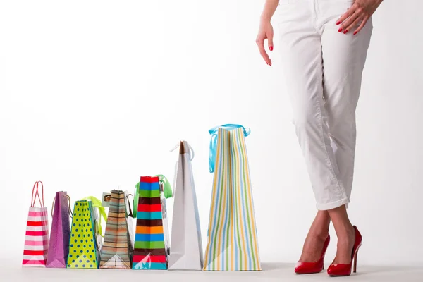 Menina com sacos de compras. — Fotografia de Stock