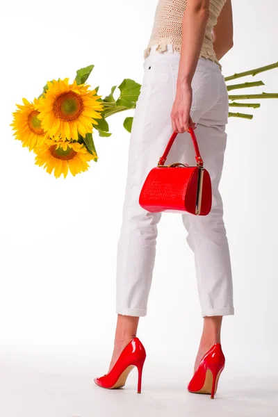 La muchacha a la moda con el ramo . — Foto de Stock