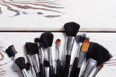 Doğal siyah fırça.