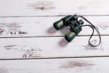 Bir tahta üzerinde dürbün.