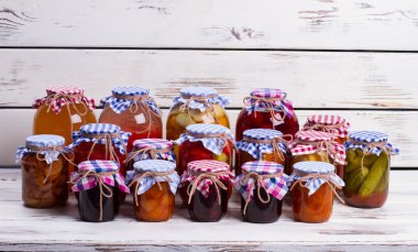 Evde konserve gıdalar.