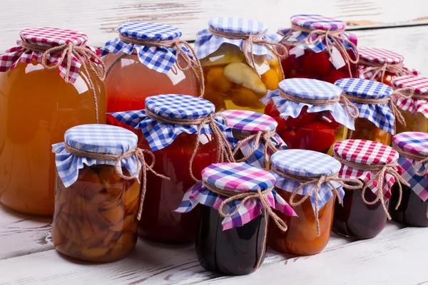 Mooie potten van conserven. — Stockfoto