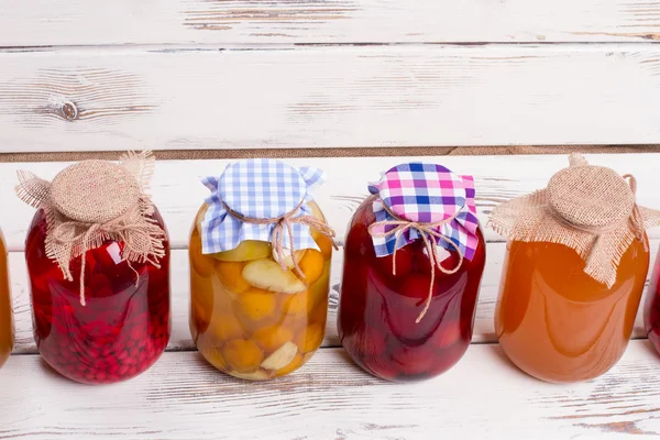 Bebidas naturales enlatadas en frascos de vidrio . —  Fotos de Stock