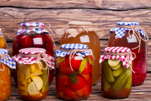 Viele Gläser mit Lebensmitteln. — Stockfoto