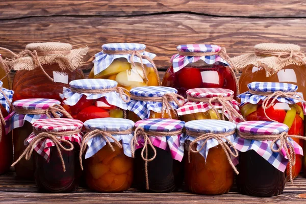 Viele Gläser mit Lebensmitteln. — Stockfoto