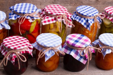 çok renkli kavanozlar.