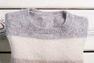 Kış çizgili yün kazak.