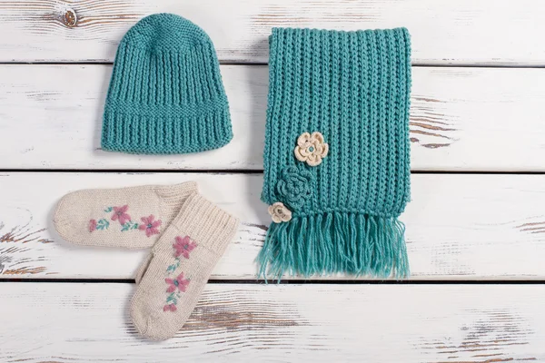 Bufanda de lana, sombrero y manoplas . —  Fotos de Stock