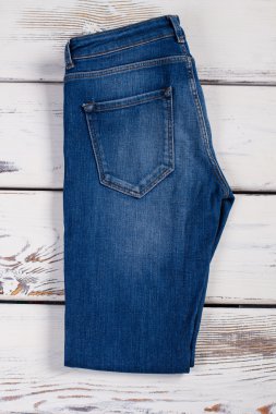 kadın mavi kot.