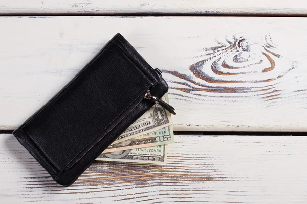 Fekete bőr pénztárca, pénzzel. — Stock Fotó