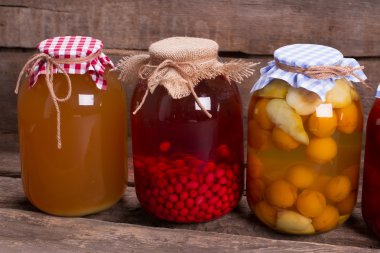 Bodrumda konserve meyve suları.