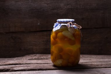 İçinde karanlık bir bodrumda evde içki.