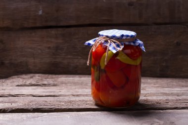 Karanlık bir bodrumda konserve domates.