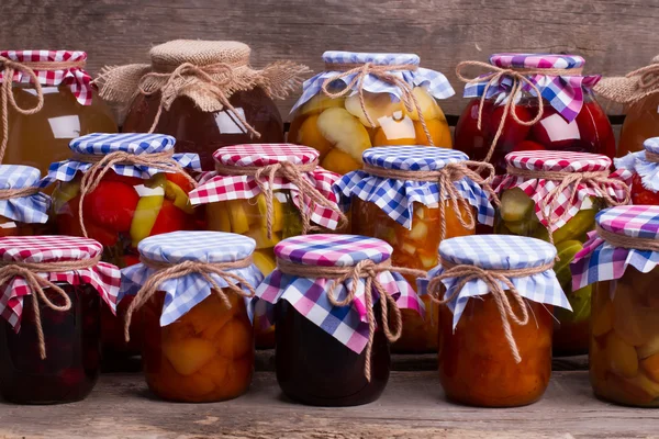 Obst und Gemüse in Dosen im Keller. — Stockfoto