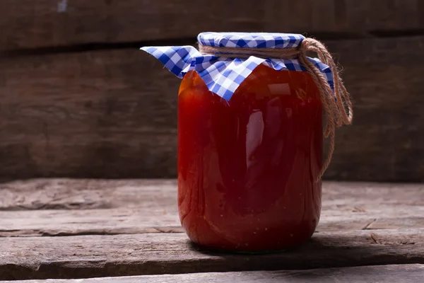 Jugo natural de tomate sobre tablas viejas de madera . —  Fotos de Stock