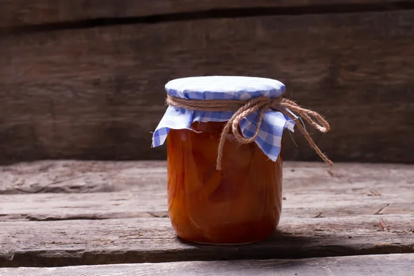 Marmellata di albicocche su assi retrò . — Foto Stock