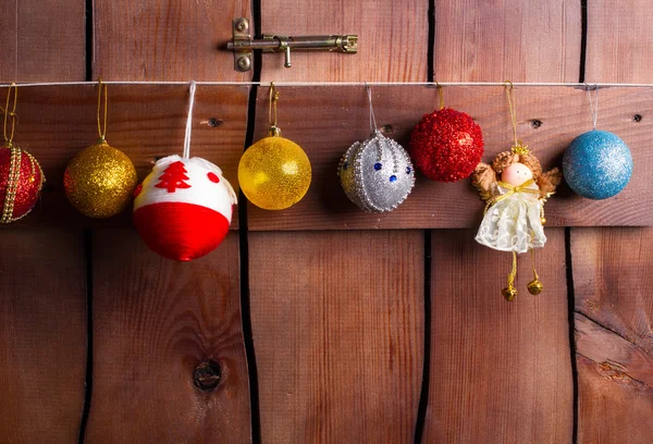 Ljusa julgranskulor och leksaker. — Stockfoto