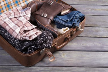 bavul giysileri ile.