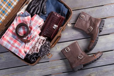 Giysiler seyahat için bir dizi.