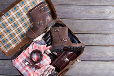 Erkek giyim ile bavul.