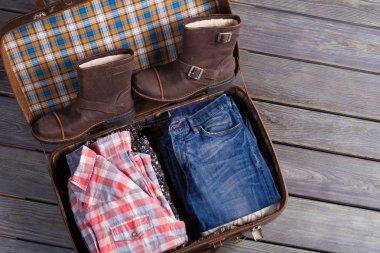 Yeni bir konut için adam taşındı.