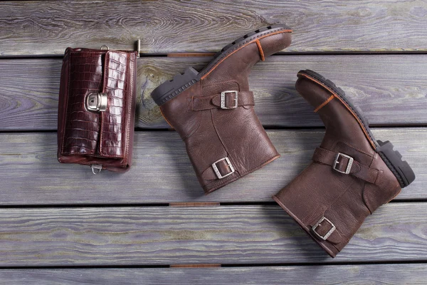 Mannen schoenen en een bruin lederen tas. — Stockfoto