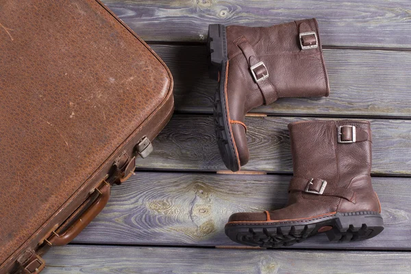 Botas de cuero para hombre y maleta retro vieja . — Foto de Stock